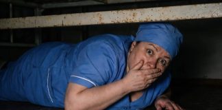 Noć kada je istina ispuzala ispod kreveta: hrabrost jedne sanitarke razotkrila tihi teror u sobi broj 7 Noć kada je istina ispuzala ispod kreveta: hrabrost jedne sanitarke razotkrila tihi teror u sobi broj 7 - featured image