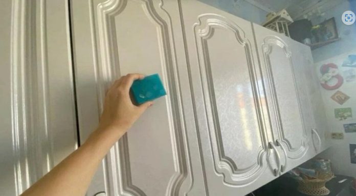 Ljepljiva MAST i nečistoće odmah nestaju. Kuhinjski ormarići ponovo blistaju: Nanijela sam i obrisala – to je to! Ljepljiva MAST i nečistoće odmah nestaju. Kuhinjski ormarići ponovo blistaju: Nanijela sam i obrisala – to je to! - featured image