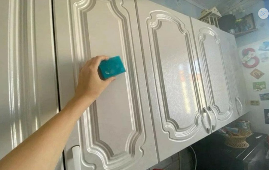 Ljepljiva MAST i nečistoće odmah nestaju. Kuhinjski ormarići ponovo blistaju: Nanijela sam i obrisala – to je to! - featured image Ljepljiva MAST i nečistoće odmah nestaju. Kuhinjski ormarići ponovo blistaju: Nanijela sam i obrisala – to je to! - featured image