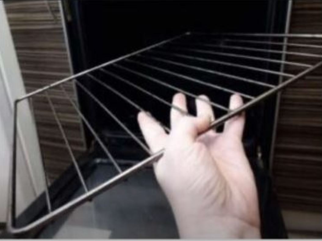Tek sa 50 godina sam saznala čemu služi rešetka unutar peći: OVAKO se može koristiti! - featured image