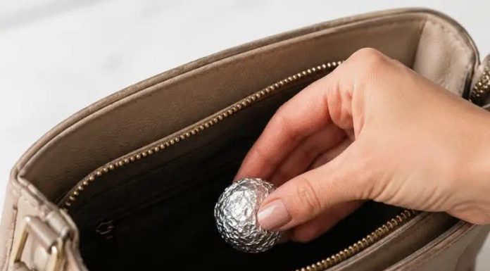 Svaki dan stavlja kuglicu od alu-folije u tašnu: Kad čujete zašto to radi – uradićete isto Svaki dan stavlja kuglicu od alu-folije u tašnu: Kad čujete zašto to radi – uradićete isto - featured image