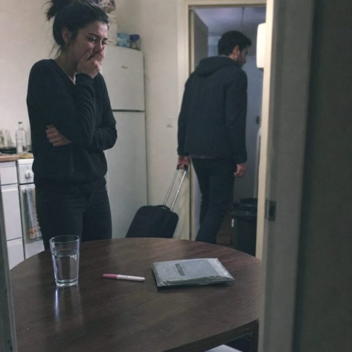 Muž je ubacio moj pozitivan test za trudnoću u čašu vode i rekao: “Neka se namoči, kao i tvoja laž. Ja sam napravio vazektomiju.” - featured image