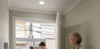 Moja je snaha dobila veliko promaknuće i odvela cijelu obitelj na proslavu u skup restoran. Sve osim mene. Tog sam jutra izribala pod, izglačala košulju svog sina, složila dječju odjeću i ostala u kuhinji promatrajući kako svi odlaze u svojoj najboljoj odjeći na proslavu na koju nisam bila pozvana. Nekoliko sati poslije Camila mi je poslala poruku: „Ako si gladna, zagrij ostatke iz hladnjaka prije nego što se pokvare.“